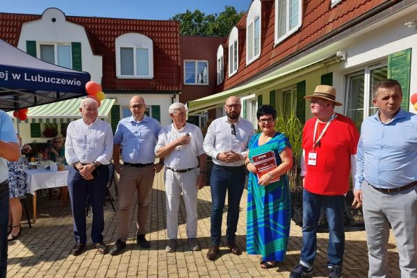 Władze powiatu i przedstawiciele zaproszonych placówek.