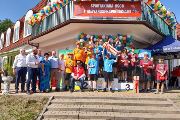 Nagrodzone drużyny na podium, obok władze powiaty i przedstawiciele placówek.