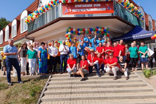 Nagrodzone drużyny na podium, obok władze powiaty i przedstawiciele placówek oraz sędziowie.