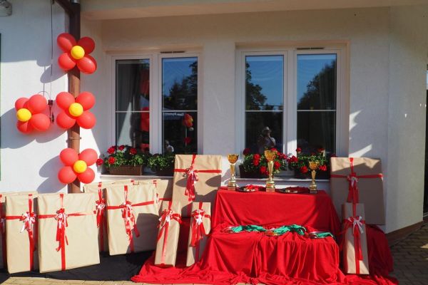 Ułożone nagrody, puchary i medale.