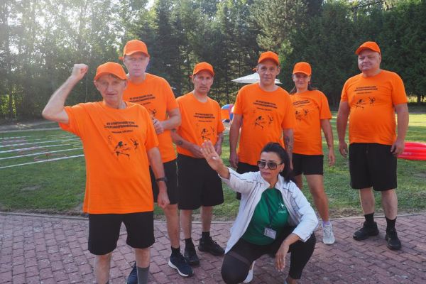 DRUŻYNA SZEŚCIU MIESZKAŃCÓW Z dps Z lUBUCZEWA WRAZ Z INSTRUKTORKĄ