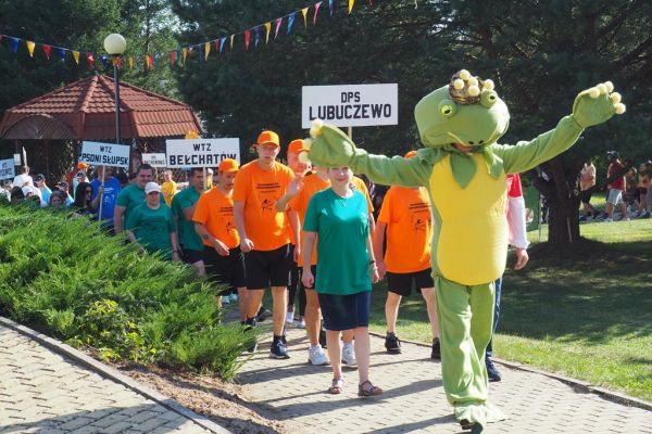 Parada drużyn prowadzona przez maskotke żabę.