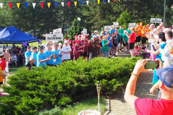 Ustawione drużyny w rzędzie na chodniku.