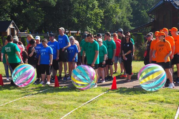 Drużuny w konkurencji toczenia dużej piłki.