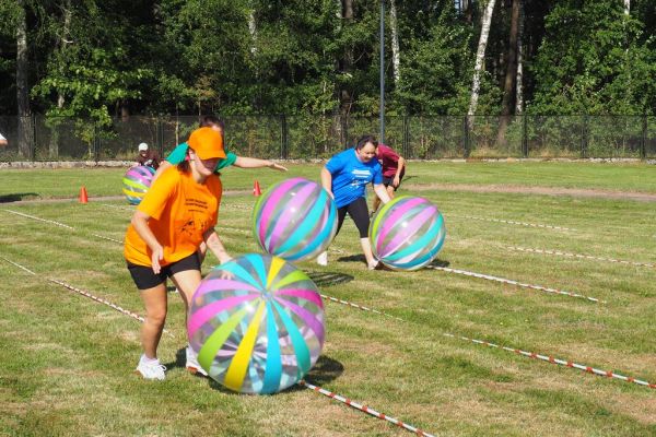 Uczestnicy w konkurencji toczenia dużej piłki.