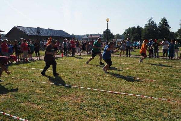 Uczestnicy w konkurencji biegu z piłeczką na łyżce.