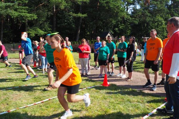 Uczestnicy w konkurencji biegu z woreczkiem na głowie.