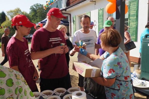 Uczestnicy częstowani lodami.