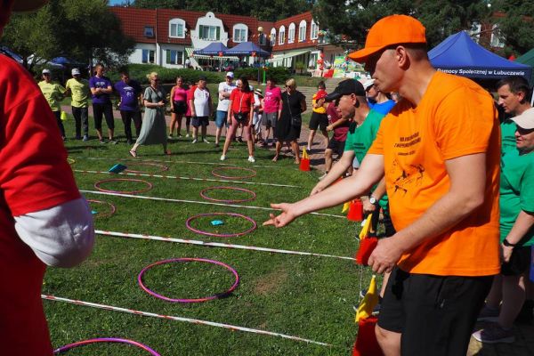 uczestnicy w konkurencji w rzucie woreczkiem do okręgu.