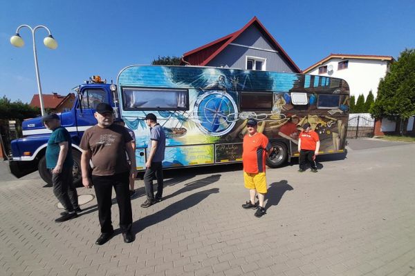 Mieszkańcy spaceruja po Rowach.