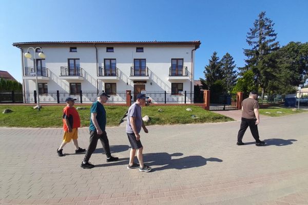 Mieszkańcy spaceruja po Rowach.