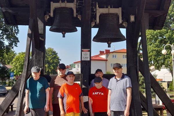 Mieszkańcy w Rowach przy dzwonach.