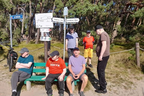 Mieszkańcy w Rowach na ławeczce.