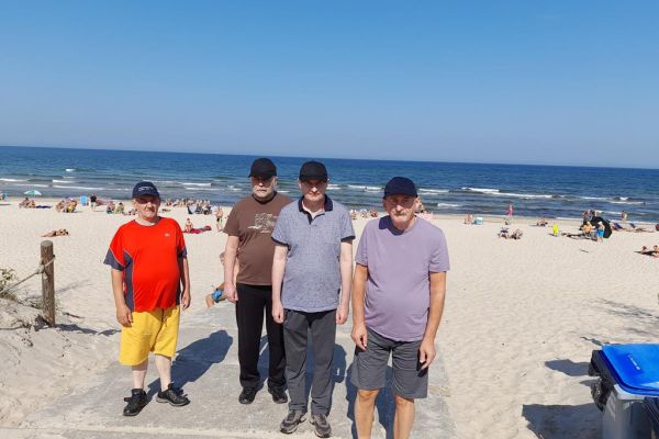 Mieszkańcy w Rowach na plaży.
