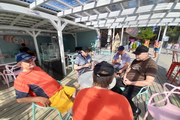 Mieszkańcy w Rowach w kawiarni.