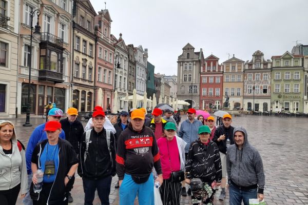 Miwszkańcy na rynku w Poznaniu.