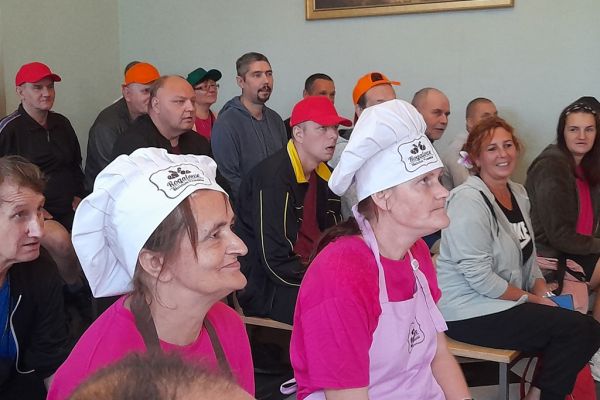 Grupa mieszkańców w Rogalowym Muzeum w Poznaniu