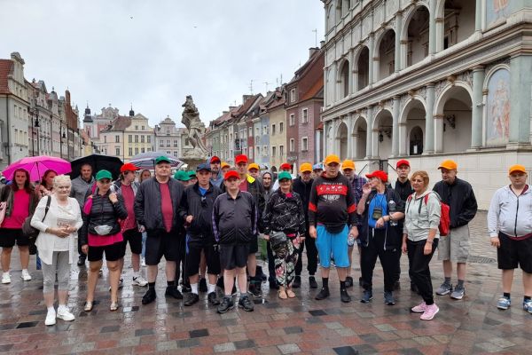 Mieszkańcy na zdjeciu grupowym wna rynku w Poznaniu.