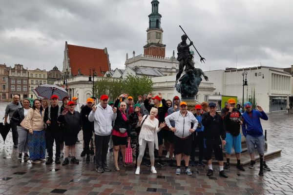 Grupowe zdjęcuie mieszkańców na rynku w Poznaniu.