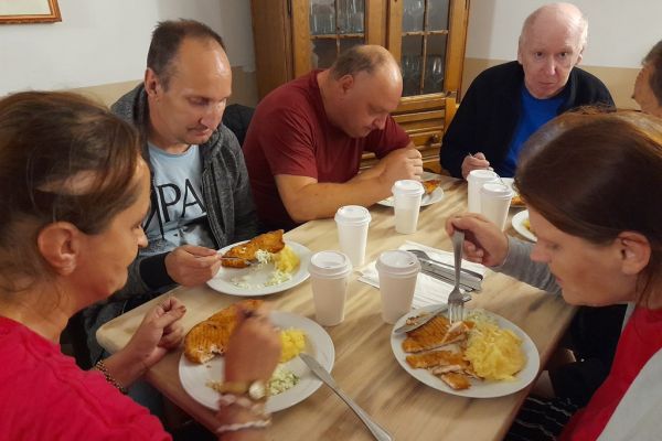 Mieszkańcy jedzą obiad w Poznaniu.