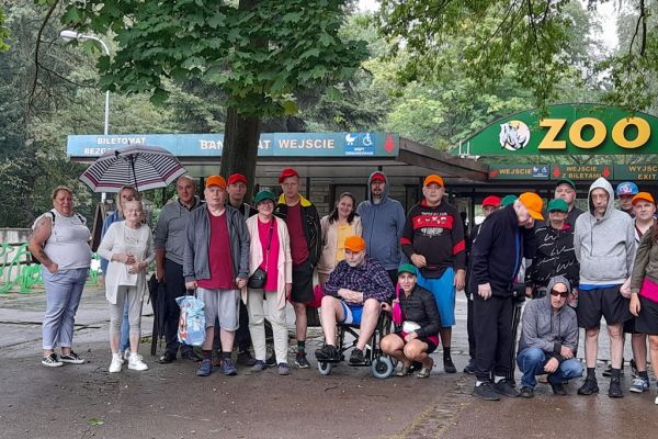 Grupa mieszkańców przy wejściu do zoo.