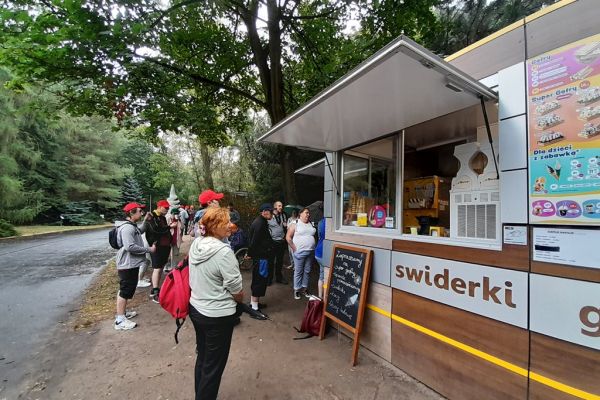 Mieszkańcy przy budce z lodami.