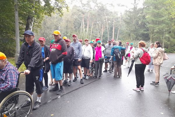 Mieszkańcy spacerują po zoo w Poznaniu.