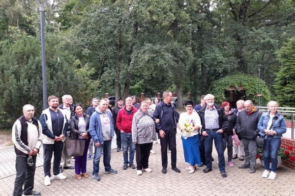 Goście z Niemiec przed domem wraz z Dyrektorka domu.