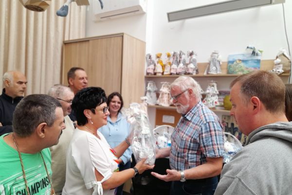 pani Dyrektor wrecza prezent Przedstawicielowi gosci.