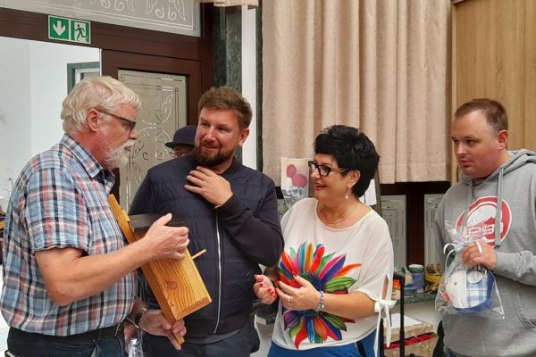 Przedstawiciel gości wręcza prezent Pani Dyrektor.