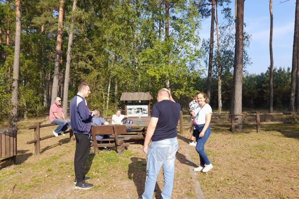 Mieszkańcy na pikniku leśnym.