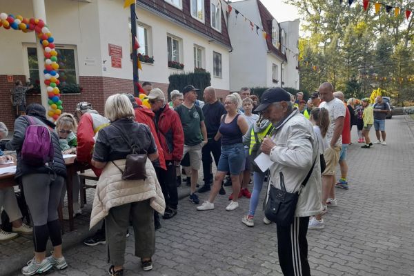 Uczestnicy rajdu stoją w kolejce do zapisów.
