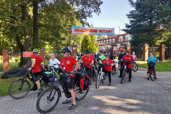Uczestnicy rajdu wyruszają na rowerach z terenu DPS w Lubuczewie.