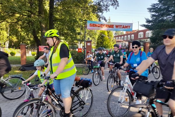 Uczestnicy rajdu wyruszaja na rowerach z terenu DPS w Lubuczewie.