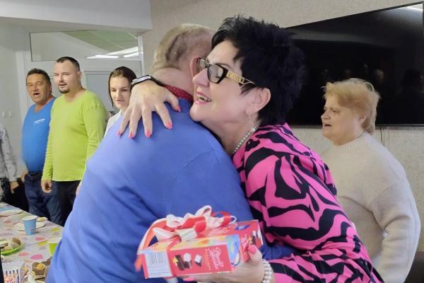 Pani Dyrektor składa życzenia jubilatowi.