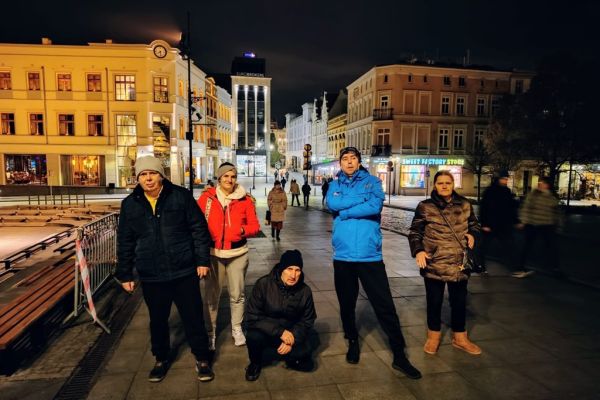 Mieszkańcy na starówce w Bydgoszczy.