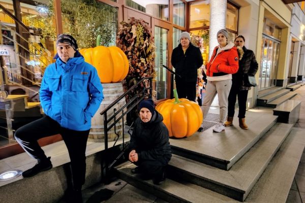 Mieszkańcy na starówce w Bydgoszczy.