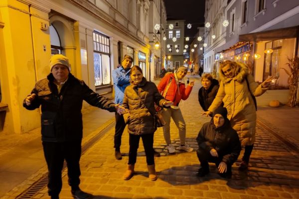 Mieszkańcy na starówce w Bydgoszczy.