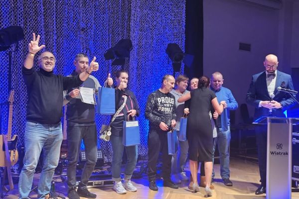 Mieszkańcy na scenie odbierają nagrodę.