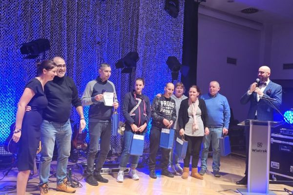 Mieszkańcy na scenie odbieraja nagrodę.