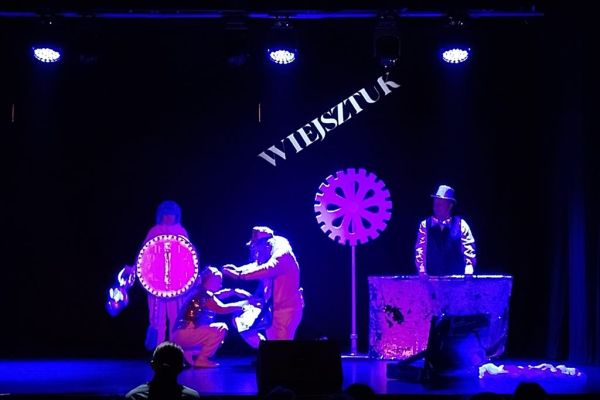 Mieszkańcy występują na scenie w sztuce teatralnej.