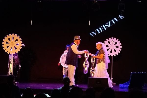Mieszkańcy występują na scenie w sztuce teatralnej.