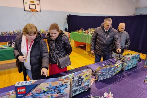 Mieszkańcy oglądają wystawę lego.