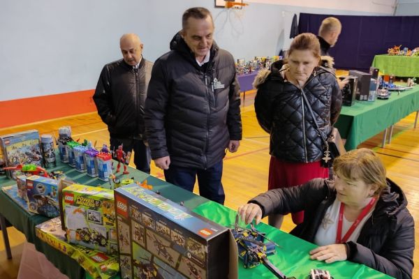 Mieszkańcy oglądają wystawę lego.