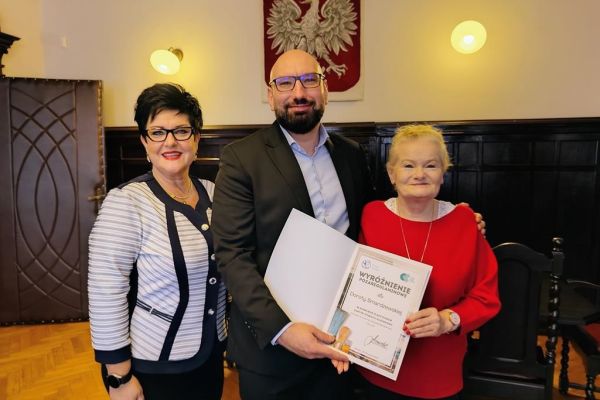 Pani Dyrekror, Pan Starosta, Mieszkanka - zdjęcie grupowe.