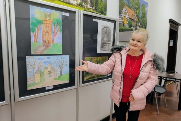 Mieszkanka przy galerii z obrazami.