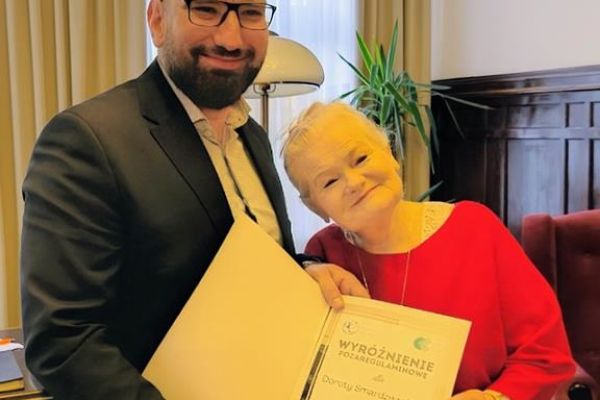 Mieszkanka i Starosta trzymają wyróżnienie.