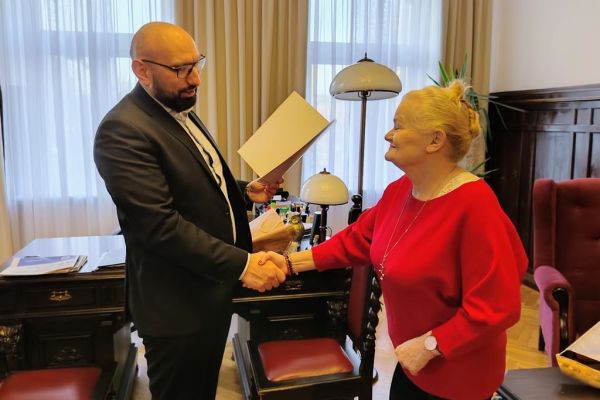 Mieszkanka i Starosta daje wyróżnienie.