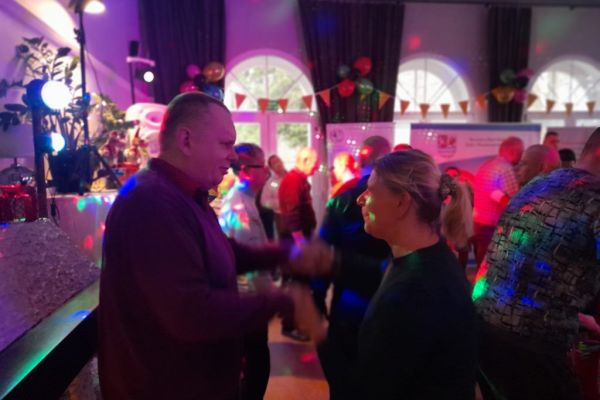 Mieszkaniec tańczy wraz z innymi uczestnikami. 