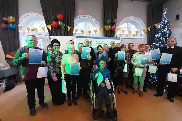 Nagrodzeni mieszkańcy wraz z władzami powiatu i innymi uczestnikami.